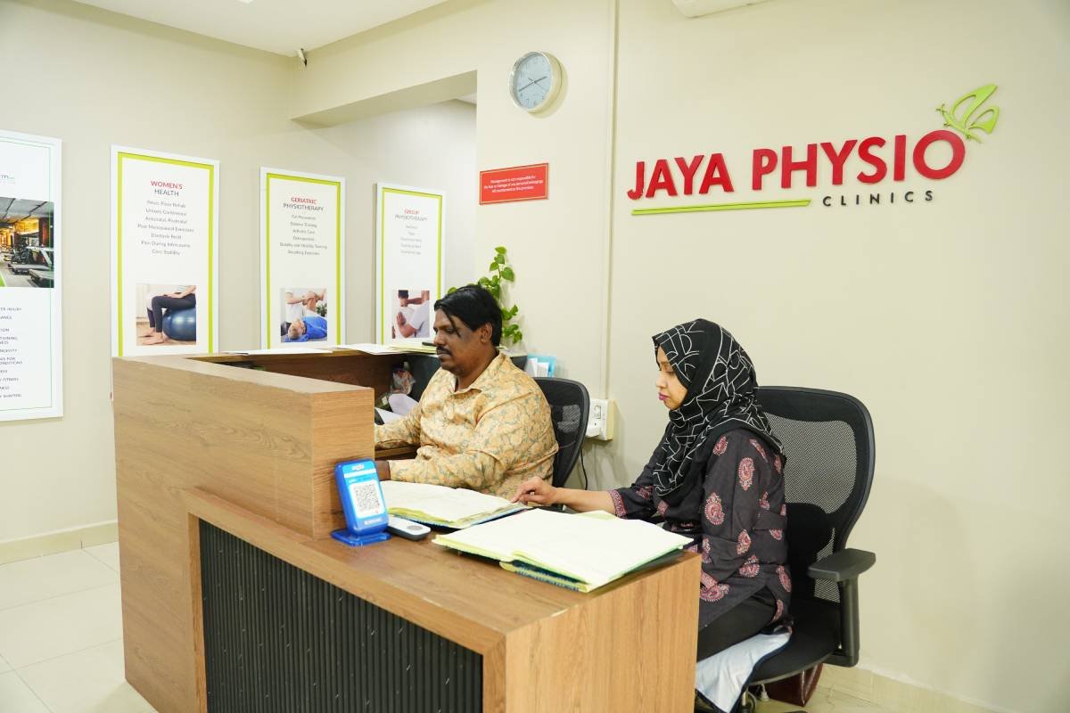 Physiotherapist providing Functional Training at Jaya Physio Clinics